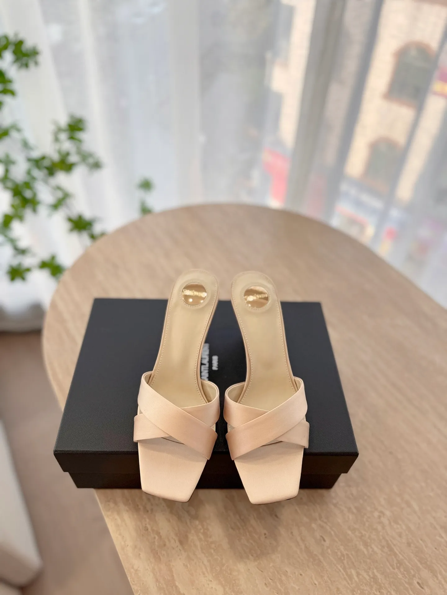 👟👟Ex-factory price 540👟👟 High version of "SAINT LAUREN*" Saint Laurent ysl 25ss/new spring and summer catwalk style large rhinestone high-heeled shoes and sandals. Only YSL understands women's hearts best and does not accept refutation. It is a super invincible feminine artifact and a must-have for women (z-product full-body customization, own molded hardware accessories, perfect consistency). Compare the differences between pictures and goods on the market. ✔Upper: Customized imported silk ✔Lining: Imported 🐑Sheep leather ✔Sole: Imported genuine leather outsole ✔Heel height: 8cm ✔Number of yards: 35-39 (40, 41, 42 can be customized and non-returnable) (Full set of packaging)